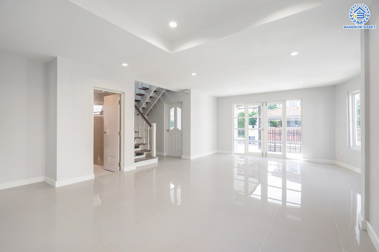 บ้านมือสองตกแต่งใหม่ ม.ชัยพฤกษ์ บางบัวทอง บ้านเดี่ยวแบรนด์ LH เนื้อที่ 55.2 ตร.ว. ฟังก์ชัน 3 ห้องนอน 2 ห้องน้ำ จอดรถ 2 คัน พร้อม Facilities ครบครัน บนทำเลเดินทางสะดวก ติดถนนบางกรวย-ไทรน้อย ใกล้เซ็นทรัลเวสต์เกต และรถไฟฟ้าสายสีม่วง "สถานีบางพลู"